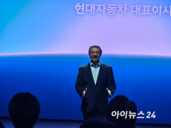 무뇨스 현대차 사장이 26일 부산광역시 벡스코에서 열린 '2026 모빌리티쇼' 전시장에서 발표하고 있다. [사진=설재윤 기자]