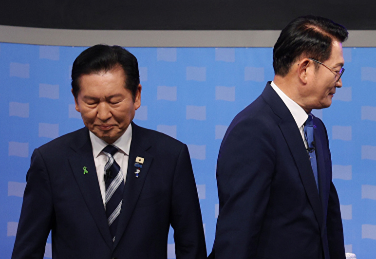 더불어민주당 정청래(왼쪽부터)&middot;송영길&middot;김민석 당 대표 후보가 12일 서울 양천구 SBS 목동 스튜디오에서 열린 TV 토론회에 참석해 기념 촬영을 마치고 자리로 돌아가고 있다. 2026.8.12 [국회사진기자단] [사진=연합뉴스]