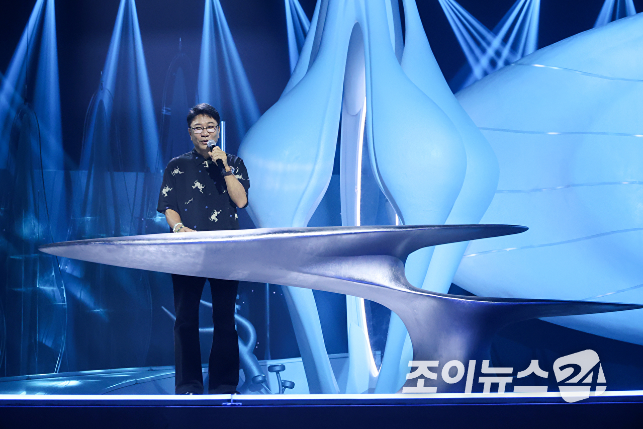 이수만 A2O엔터테인먼트 비저너리 리더 겸 키 프로듀서가 12일 오후 경기도 고양시 일산 킨텍스에서 진행된 A2O 소울(A2O SOUL)&middot;A2O 라이트(A2O LITE)의 데뷔쇼 '웰컴 투 소울라이트 프롬 A2O 소울 A2O 라이트(WELCOME TO SOULITE From A2O SOUL A2O LITE)' 행사에 참석해 프레젠테이션을 하고 있다. [사진=문수지 기자]