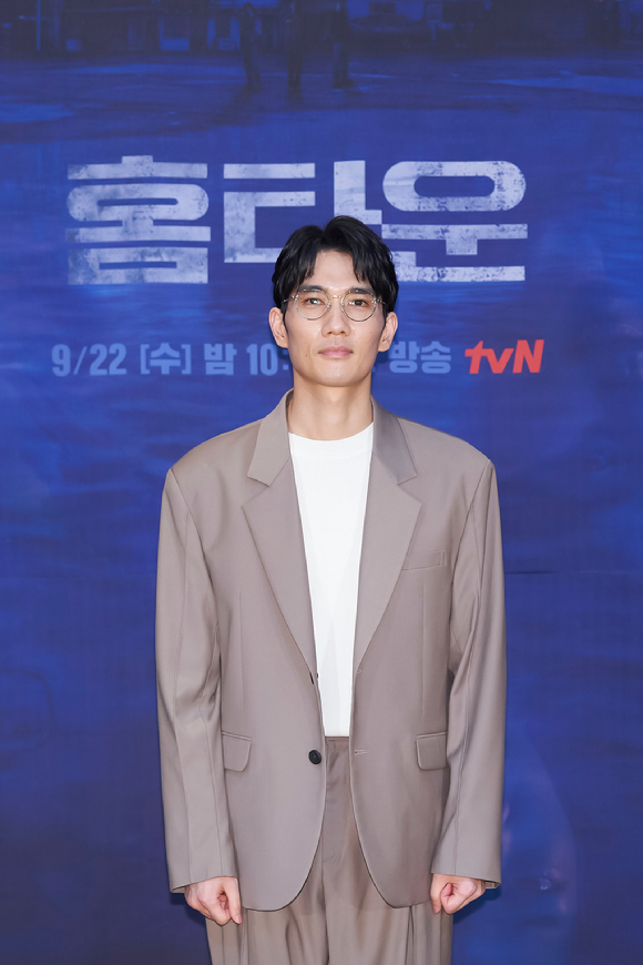 배우 엄태구가 15일 tvN 새 수목드라마 '홈타운' 제작발표회에 참석해 포즈를 취하고 있다. [사진= tvN]