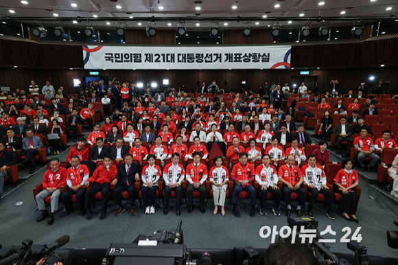 윤상현 국민의힘 공동선대위원장이 3일 서울 여의도 국회 도서관에 마련된 국민의힘 개표 상황실에서 제21대 대통령 선거 방송3사 출구조사 결과를 보며 굳은 표정을 짓고 있다. [사진=정소희 기자]
