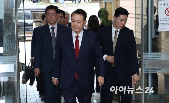 12·3 비상계엄과 관련해 특검의 수사를 받는 윤석열 전 대통령이 두 번째 구속 전 피의자 심문(영장실질심사)을 받기 위해 9일 오후 서울 서초구 중앙지법으로 출석하고 있다. [사진=사진공동취재단]