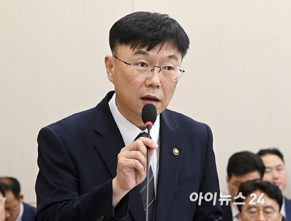 안형준 국가데이터처장이 7일 서울 여의도 국회에서 열린 재정경제기획위원회의에서 업무보고를 하고 있다. [사진=곽영래 기자]