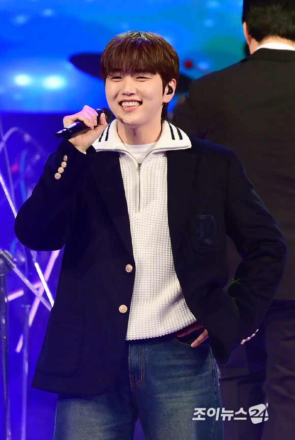 B1A4 산들이 23일 오후 서울 노원구 광운대학교 동해문화예술관에서 열린 '뮤지컬&middot;OST 콘서트-봄이 오는 소리'에서 무대를 선보이고 있다. [사진=정소희 기자]