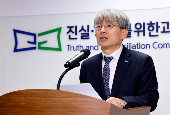 2기 진실&middot;화해를 위한 과거사 정리위원회(진실화해위원회) 김광동 신임 위원장이 12일 서울 중구 남산스퀘어 진실화해위원회에서 취임식을 갖고 있다. [사진=진실화해위 제공]