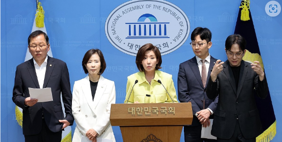 국민의힘 나경원 의원이 12일 국회 소통관에서 6&middot;3 지방선거 부실 사태 관련 기자회견을 하고 있다. [사진=연합뉴스]