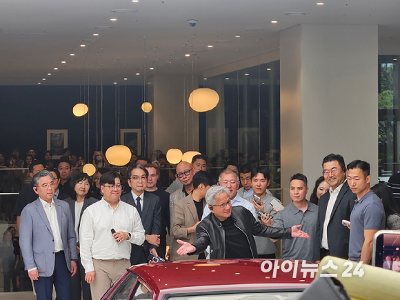 젠슨 황 엔비디아 최고경영자(CEO)가 8일 방문한 현대자동차 양재동 사옥에서 포니 모델을 앞에 두고 양 팔을 벌리고 있다. [사진=설재윤 기자]