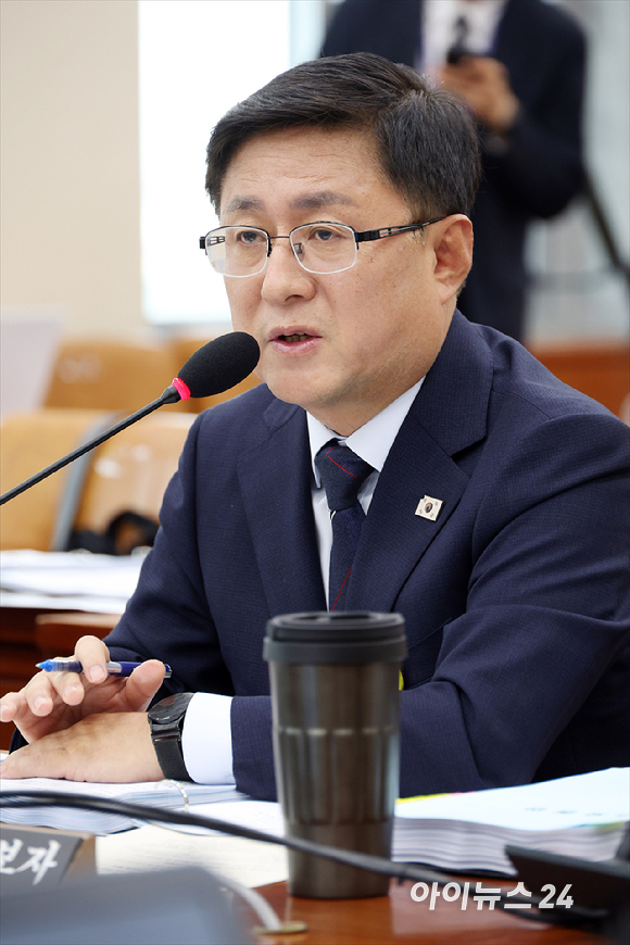 김성환 환경부 장관 후보자가 15일 서울 여의도 국회에서 열린 국회 환경노동위원회 김성환 환경부 장관 후보자 인사청문회에서 질의에 답변하고 있다. [사진=곽영래 기자]