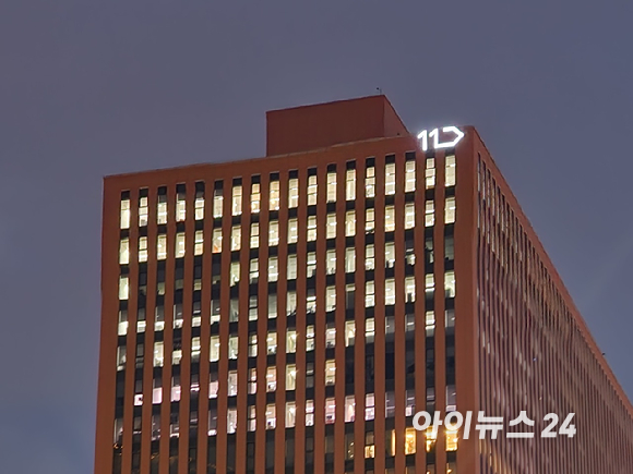 11번가 사옥이 위치한 서울 중구 서울스퀘어 건물에 11번가 로고 조명이 켜져 있다. [사진=구서윤 기자]