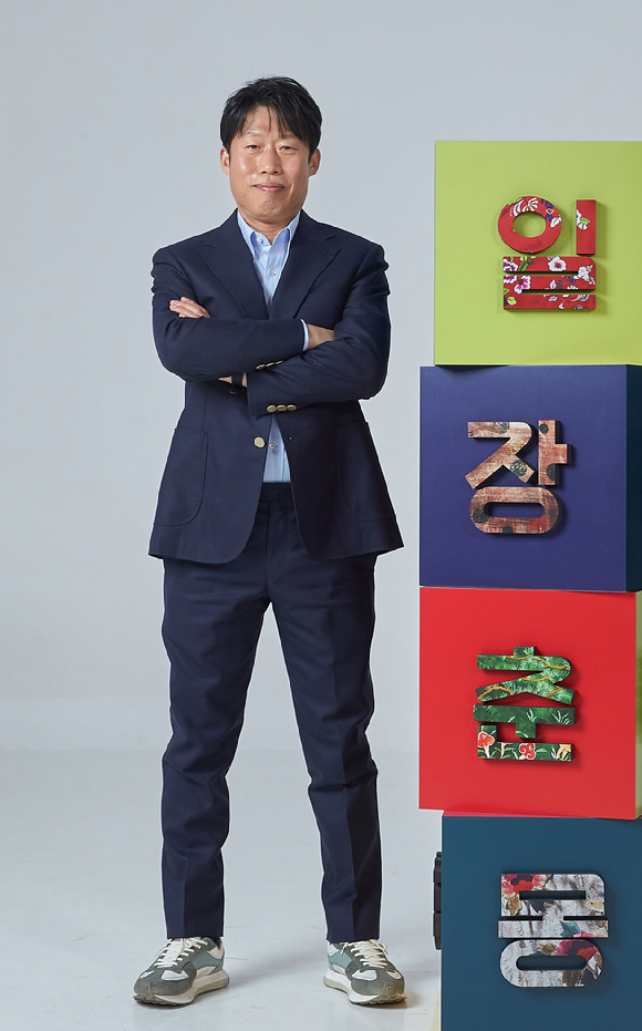 배우 유해진이 18일 온라인으로 진행된 'Apple과 박찬욱 감독 콜라보 프로젝트' 기자간담회에 참석해 포즈를 취하고 있다. [사진=Apple]