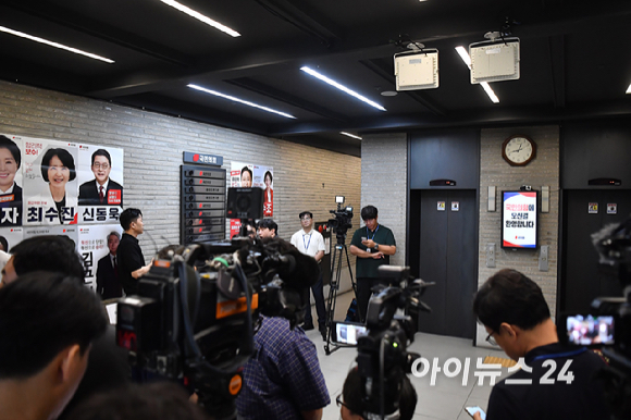 민중기 특별검사팀(김건희 특검팀)이 국민의힘 여의도 당사 압수수색 영장을 집행한 13일 당사에서 취재진이 대기하고 있다. [사진=곽영래 기자]