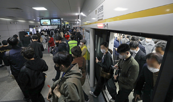 김포골드라인 김포공항역 승강장이 승객들로 붐비고 있다. [사진=뉴시스]