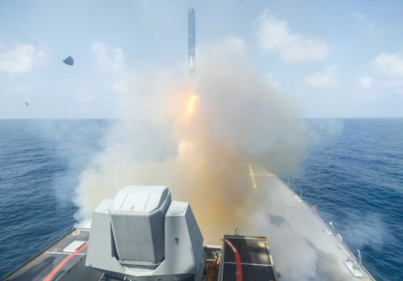 미국과 이스라엘이 이란을 상대로 군사 작전을 감행한 가운데, 이란의 대규모 미사일 반격을 막는 데 수조원대 비용이 들 수 있다는 분석이 공개됐다. 이란 이슬람혁명수비대의 미사일 발사 훈련. [사진=EPA/연합뉴스]