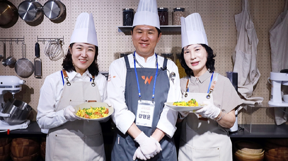 삼성웰스토리 암 치유 건강식단 쿠킹클래스 참석자들이 요리한 메뉴를 선보이고 있다. [사진=삼성웰스토리]