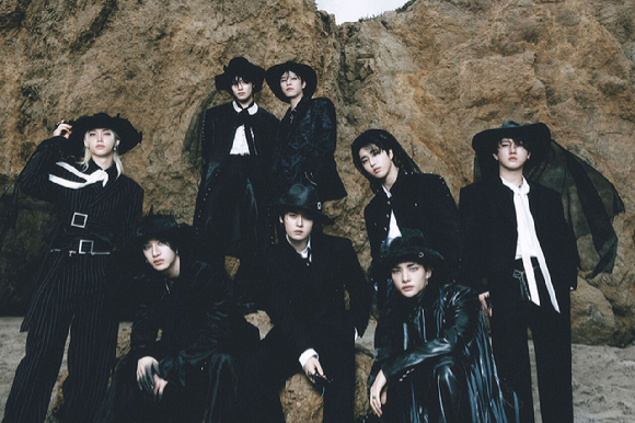 스트레이 키즈, 자연 속 웅장한 &apos;현대판 신선&apos;…카리스마 존재감