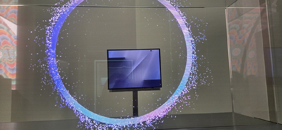 지난달 28일 문을 연 경주엑스포공원 내 K-테크 쇼케이스에 전시된 삼성전자의 '갤럭시Z 트라이폴드'가 펼쳐진 모습. [사진=박지은 기자]