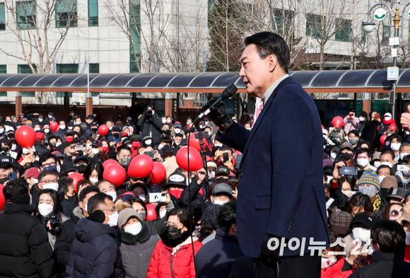 윤석열 국민의힘 대선후보가 7일 오전 경기도 구리역 광장에서 열린 "조선 왕조 500년 세계문화유산의 도시 구리의 품격" 경기 구리 유세에서 지지를 호소하고 있다. [사진=김성진 기자]