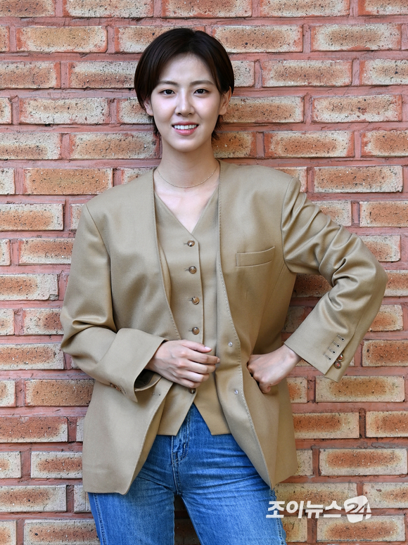 배우 배다빈이 28일 오후 조이뉴스24와의 인터뷰에 앞서 포즈를 취하고 있다. [사진=김성진 기자]