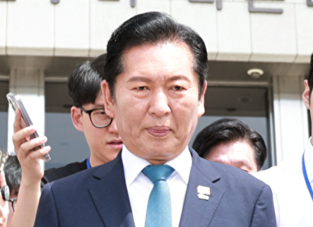 더불어민주당 정청래 대표가 24일 국회에서 열린 최고위원회의에서 대표직 사퇴 의사를 밝힌 뒤 차량으로 향하고 있다. 2026.6.24 [사진=연합뉴스]