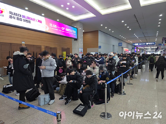 5일 일산 킨텍스에서 AGF(애니메이션·게임 페스티벌) 2025가 개막한 가운데 관람객들이 행사 시작 전 입장을 기다리고 있다. [사진=박정민 기자]