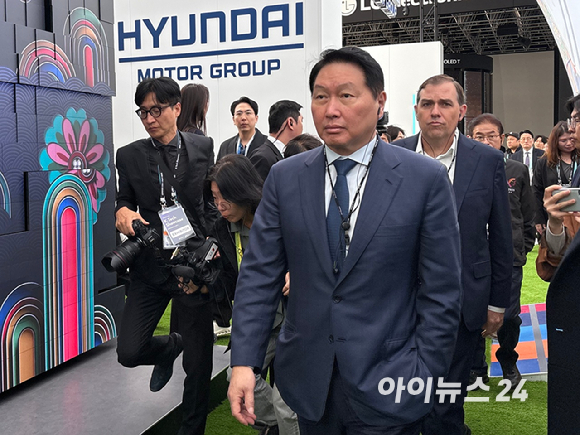 최태원 SK그룹 회장이 28일 APEC CEO 서밋 부대행사로 진행되는 'K-테크 쇼케이스' 부스를 둘러보고 있다. [사진=최란 기자]