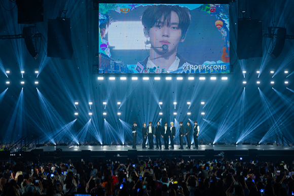 그룹 제로베이스원이 지난 11일 일본 지바현 마쿠하리 멧세에서 개최된 '케이콘 재팬 2025(KCON JAPAN 2025)' 엠카운트다운 무대에서 열띤 공연을 펼치고 있다. [사진=CJ ENM]