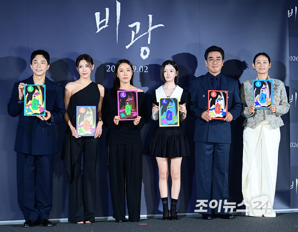 (왼쪽부터)배우 김영민-하지원-이지원 감독-배우 김시아-류승룡-김선영이 5일 오전 서울 CGV용산아이파크몰에서 열린 영화 '비광'(감독 이지원) 제작보고회에 참석하고 있다. [사진=정소희 기자]