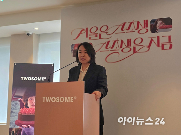 임혜순 투썸플레이스 마케팅총괄 전무가 6일 서울 종로구 투썸 2.0 안국에서 열린 '2025 홀리데이 시즌 기자간담회'에서 발표하고 있다. [사진=구서윤 기자]