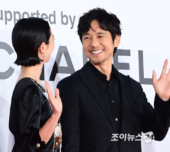 영화 '디어 스트레인저' 배우 계륜미-니시지마 히테토시가 17일 오후 부산광역시 해운대구 영화의 전당에서 열린 제30회 부산국제영화제 개막식 레드카펫 행사에 참석하고 있다. [사진=정소희 기자]