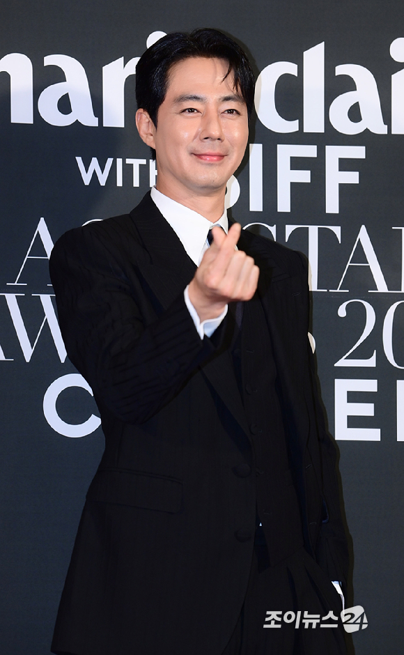 배우 조인성이 7일 부산 파라다이스 호텔에서 열린 마리끌레르 WITH BIFF 아시아스타어워즈 2026 포토월 행사에 참석하고 있다. [사진=정소희 기자]