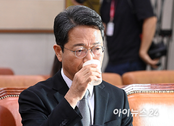 김승원 법무부 장관 후보자가 15일 서울 여의도 국회 법제사법위원회에서 열린 인사청문회에서 물을 마시고 있다. [사진=곽영래 기자]