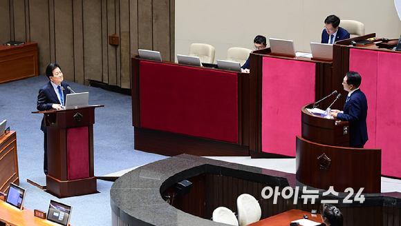정동영 통일부 장관이 10일 서울 여의도 국회에서 열린 외교&middot;통일&middot;안보 분야 대정부질문에서 박선원 더불어민주당 의원의 질의에 답하고 있다. [사진=정소희 기자]
