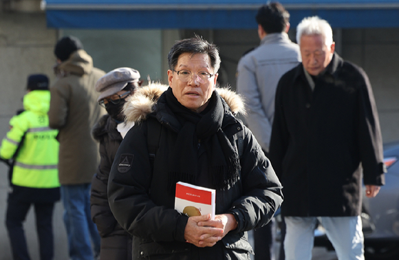 일본군 '위안부' 피해자를 모욕하는 시위를 벌여온 혐의를 받는 김병헌 위안부법폐지국민행동 대표가 3일 서울 서초경찰서에 피의자 신분으로 출석하고 있다. 2026.2.3 [사진=연합뉴스]