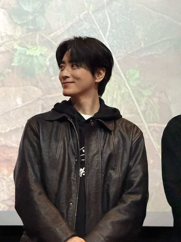 배우 이준혁이 영화 '왕과 사는 남자' 무대인사에 참석해 인사를 전하고 있다. [사진=(주)쇼박스]