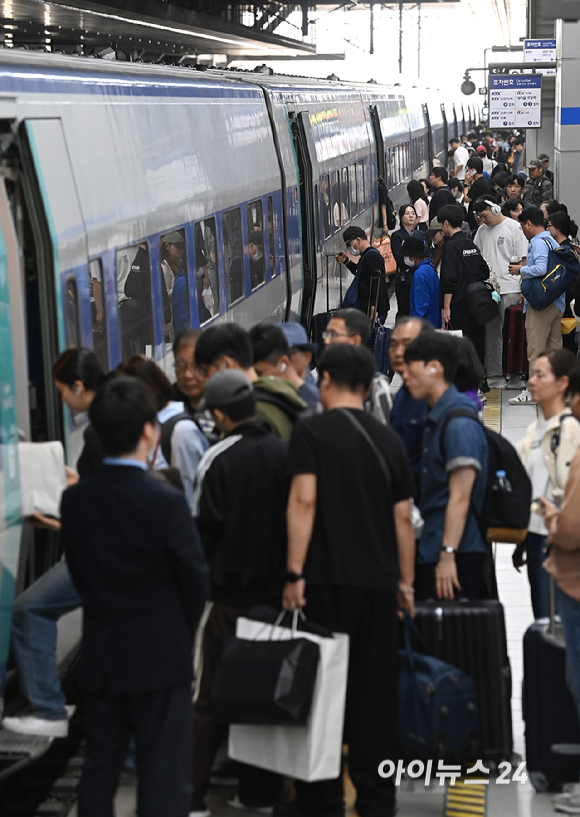 추석 연휴를 하루 앞둔 2일 용산역에서 귀성객들이 열차에 탑승하기 위해 이동하고 있다. [사진=곽영래 기자]
