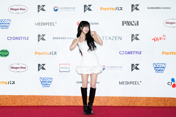 가수 최예나가 지난 10일 일본 지바현 마쿠하리 멧세에서 개최된 '케이콘 재팬 2025(KCON JAPAN 2025)' 레드카펫 행사에서 포즈를 취하고 있다. [사진=CJ ENM]