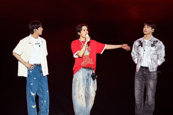 경기도 고양시 고양종합운동장 주경기장에서 제이홉 월드투어 앙코르 콘서트 'j-hope Tour 'HOPE ON THE STAGE' FINAL'(홉 온 더 스테이지 파이널)가 열렸다. 제이홉과 진, 정국이 무대를 선보이고 있다. [사진=빅히트뮤직]