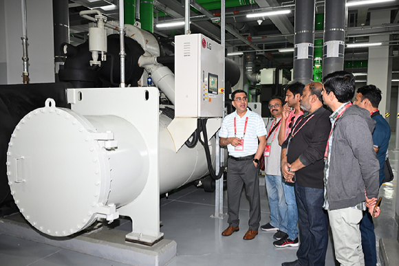 LG전자가 초청한 아시아 지역 냉난방공조(HVAC) 컨설턴트이 서울 마곡에 위치한 LG사이언스파크를 방문해 초대형 냉방기인 '칠러'를 살펴보고 있다. [사진=LG전자]