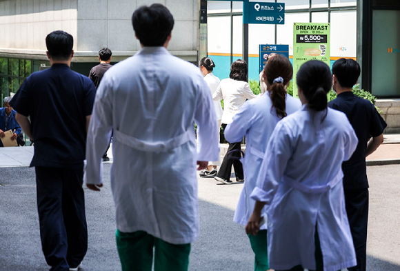 지난 11일 서울 송파구 서울아산병원에서 의료진이 이동하고 있다. [사진=뉴시스]