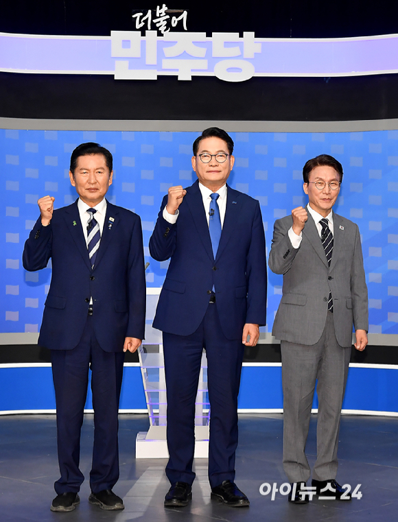 정청래(왼쪽부터)&middot;송영길&middot;김민석 더불어민주당 당대표 후보가 12일 서울 목동 SBS에서 열린 당대표 후보자 토론회에 앞서 기념촬영을 하고 있다. [사진=곽영래 기자]