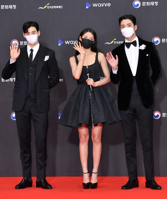 차은우-설현-로운이17일 서울 영등포구 여의도 KBS에서 열린 '2021 KBS 가요대축제'에 MC로 참석해 포토타임을 갖고 있다. [사진=KBS]