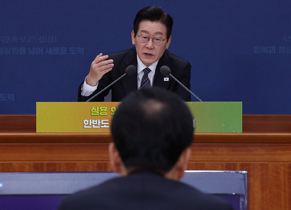 이재명 대통령이 19일 정부서울청사 별관에서 열린 외교부(재외동포청)&middot;통일부 업무보고에서 정동영 통일부 장관에게 질문하고 있다. 2025.12.19 2025.12.19 [사진=연합뉴스]