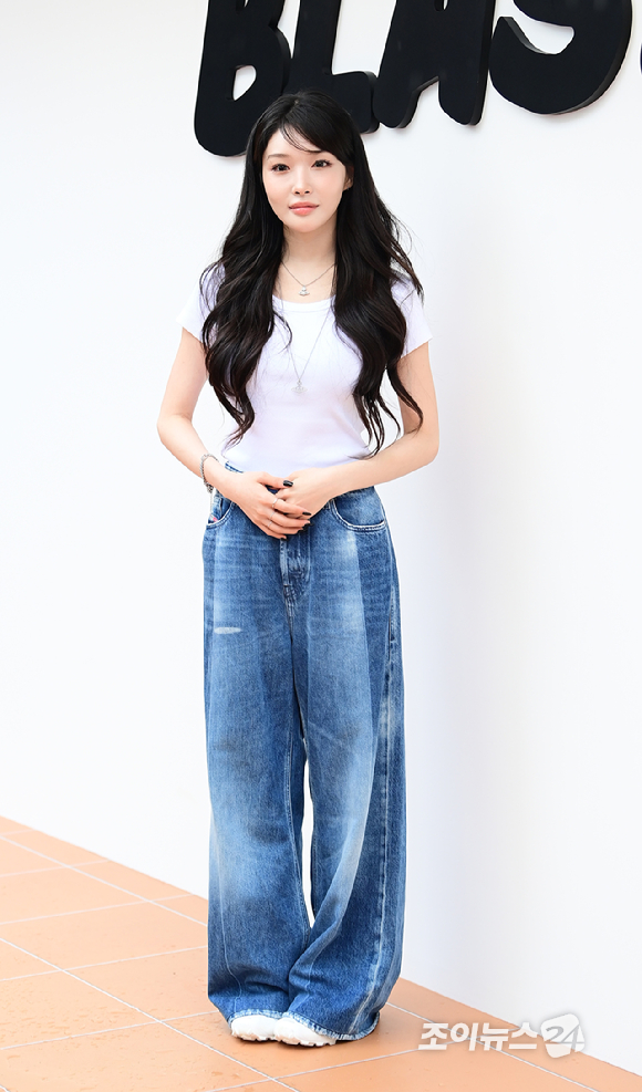 가수 청하가 20일 오후 서울 강남구 꼴라보하우스 도산에서 열린 샤크 닌자 블라스트 팝업 포토세션에서 포즈를 취하고 있다. [사진=정소희 기자]