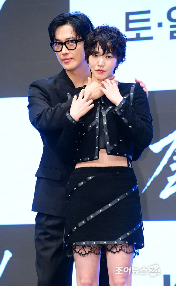 배우 남궁민과 이설이 1일 오후 서울 구로구 신도림동 더세인트에서 열린 KBS 2TV 새 토일 미니시리즈 '결혼의 완성' 제작발표회에 참석하고 있다. [사진=정소희 기자]
