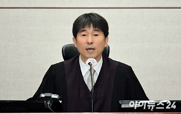 지귀연 서울중앙지법 부장판사가 지난달 21일 서울 서초구 서울중앙지법 417호 법정에서 열린 윤석열 전 대통령의 내란 우두머리 혐의 재판을 시작하기 전 발언하고 있다. [사진=사진공동취재단]