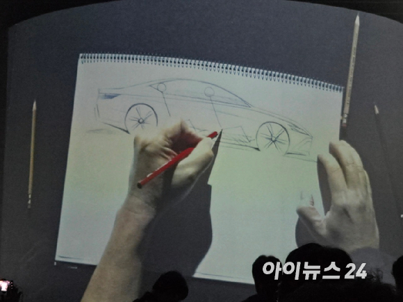 치아시 코헤이 렉서스 인터내셔널 수석 엔지니어(왼쪽부터)와 콘야마 마나부 렉서스코리아 사장이 13일 서울 광진구 빛의 시어터에서 진행된 '올 뉴 ES' 미디어 컨퍼런스에 참석하고 있다. [사진=최란 기자]