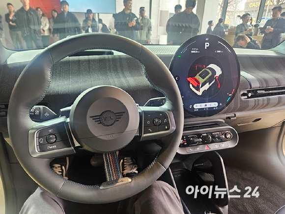 인스파이어드 화이트 색상의 디 올-일렉트릭 미니 쿠퍼 SE 폴 스미스 에디션 전면부 [사진=설재윤 기자]