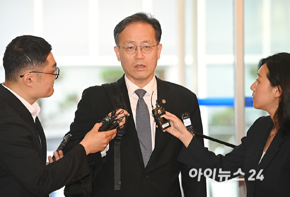 이형일 부총리 겸 재정경제부 장관 후보자가 3일 오전 서울 중구 예금보험공사에 마련된 인사 청문회 준비 사무실로 출근하고 있다. [사진=곽영래 기자]