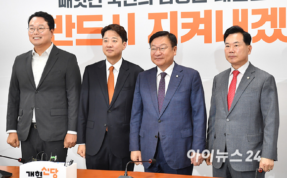 정점식 국민의힘 원내대표가 15일 서울 여의도 국회에서 이준석 개혁신당 당대표 예방해 기념촬영을 하고 있다. 좌측부터 개혁신당 천하람 원내대표, 이준석 당대표, 국민의힘 정점식 원내대표, 김승수 원내수석부대표. [사진=곽영래 기자]