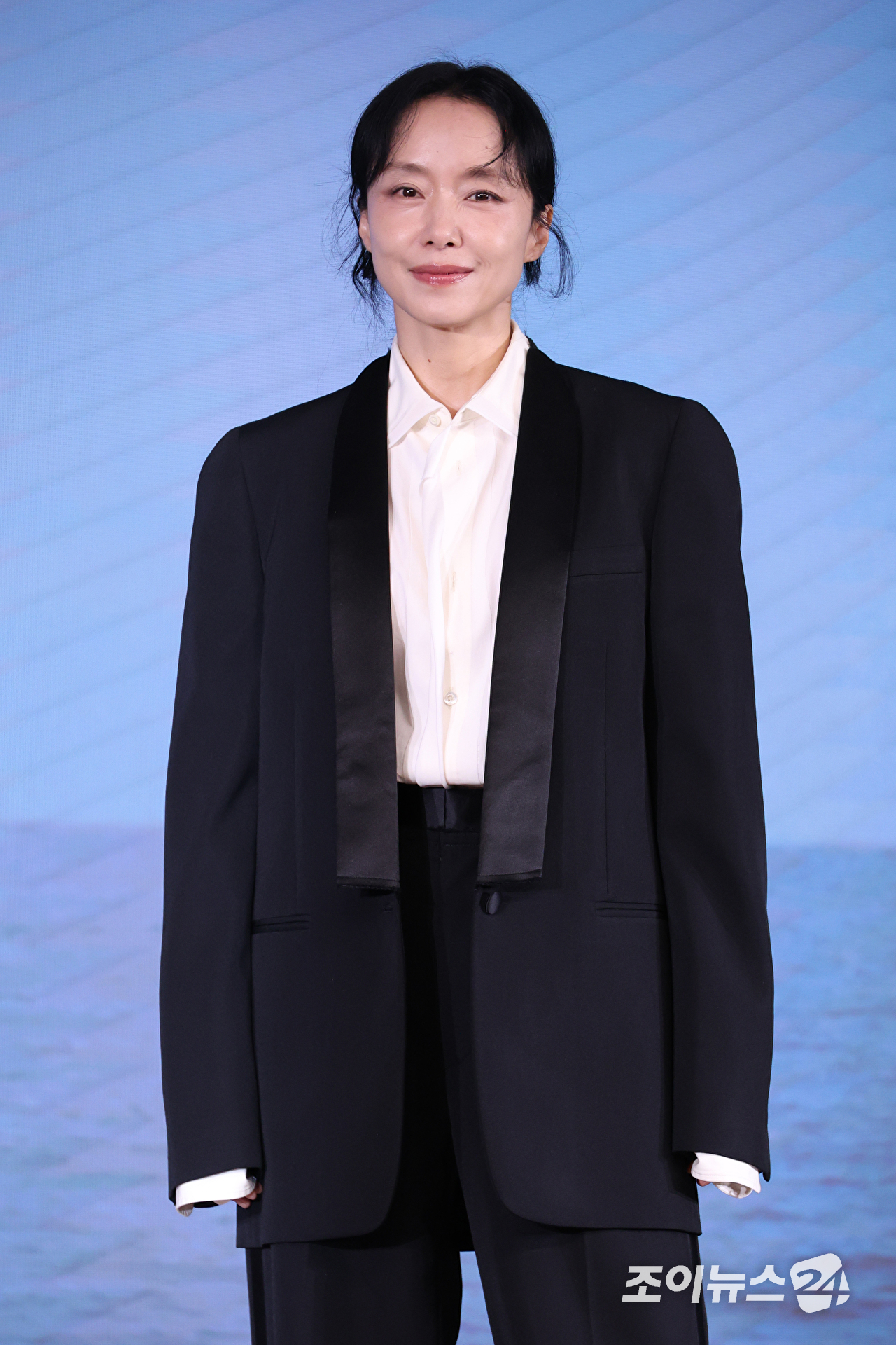배우 전도연이 25일 오전 서울 마포구 호텔 나루 서울 엠갤러리에서 진행된 넷플릭스 영화 '가능한 사랑'(감독 이창동) 제작보고회에 참석해 포즈를 취하고 있다. [사진=문수지 기자]